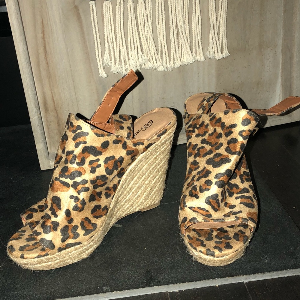 COMFORTABLE Leopard Print Wedges!